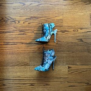 STEVE MADDEN | Flower Print Booties